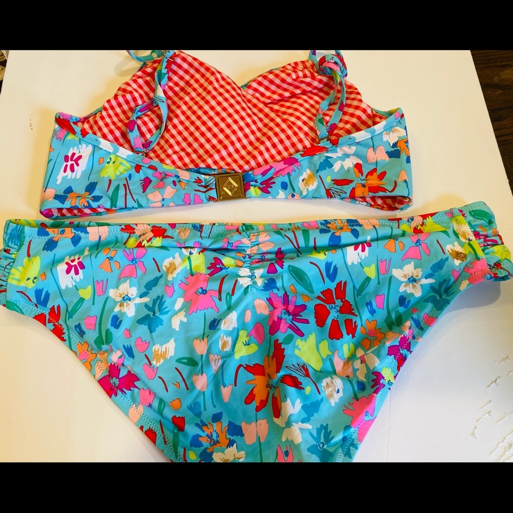 Vera Bradley 2 piece Bikini Swim suit
Tags reads Large 12/14
